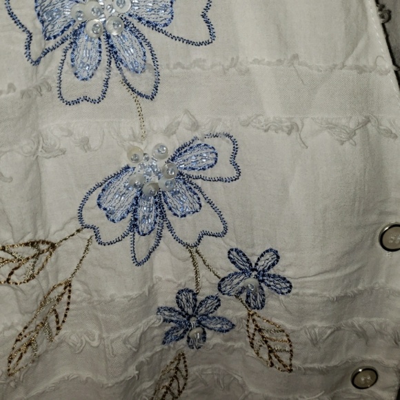 Button down blouse. - Picture 2 of 3